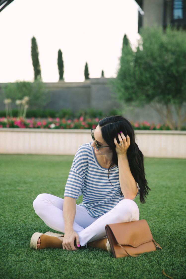 casual white jeans outfit 