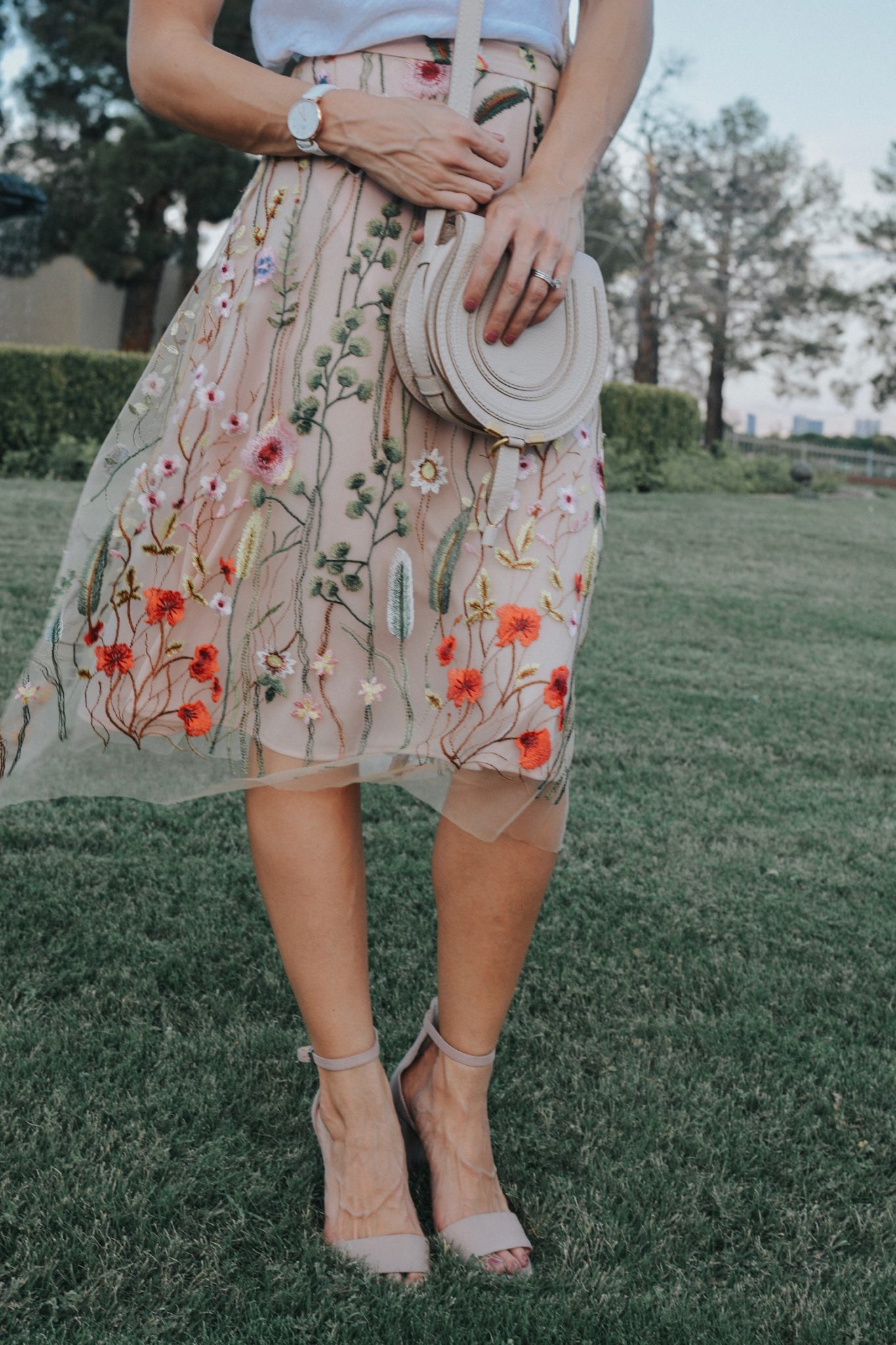 embroidered blush midi skirt, blush pumps, chloe bag outfit