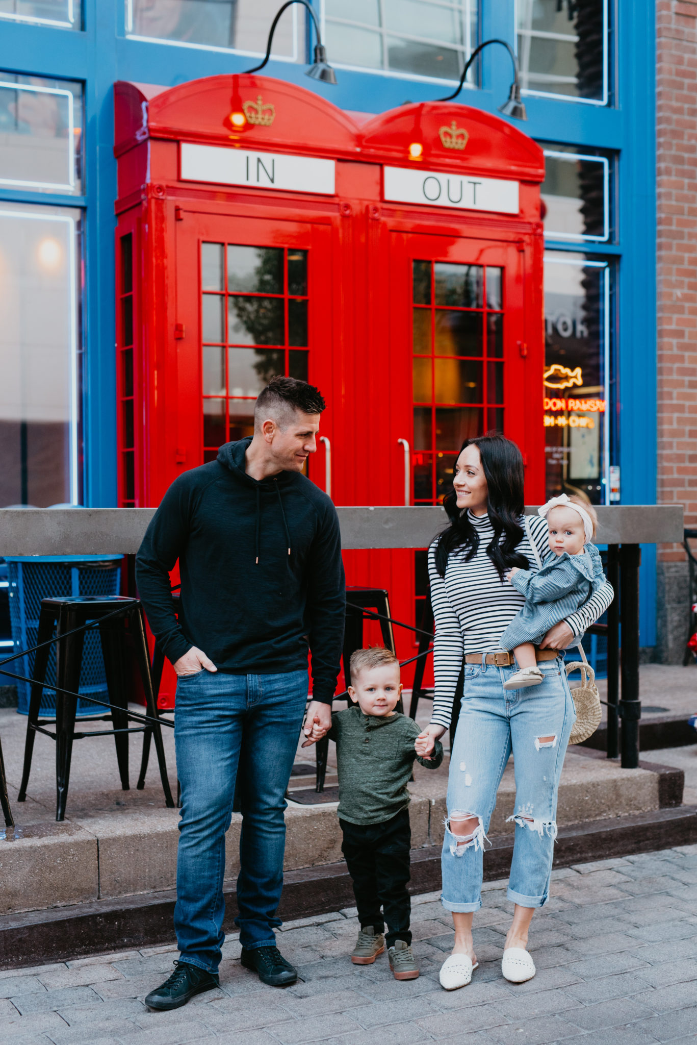 What to Wear for your Casual Spring Family Photos featured by top US life and style blog, Outfits & Outings