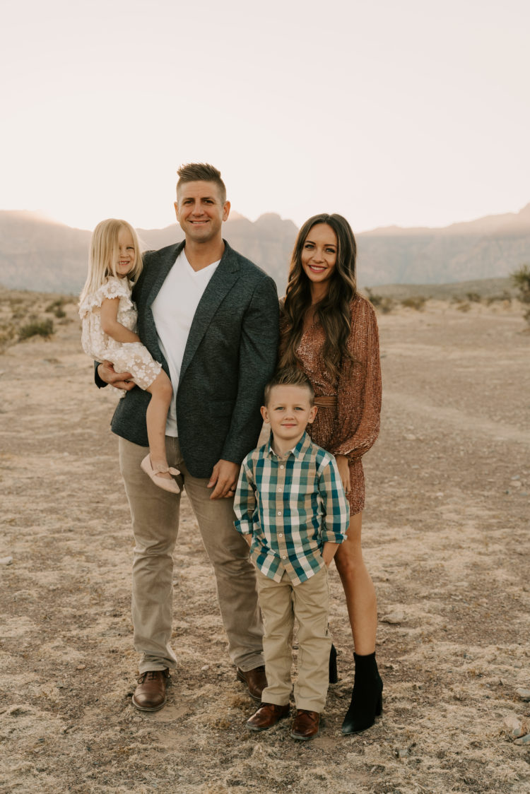 Outdoor Family Picture Tips by top Las Vegas lifestyle blogger, Outfits & Outings