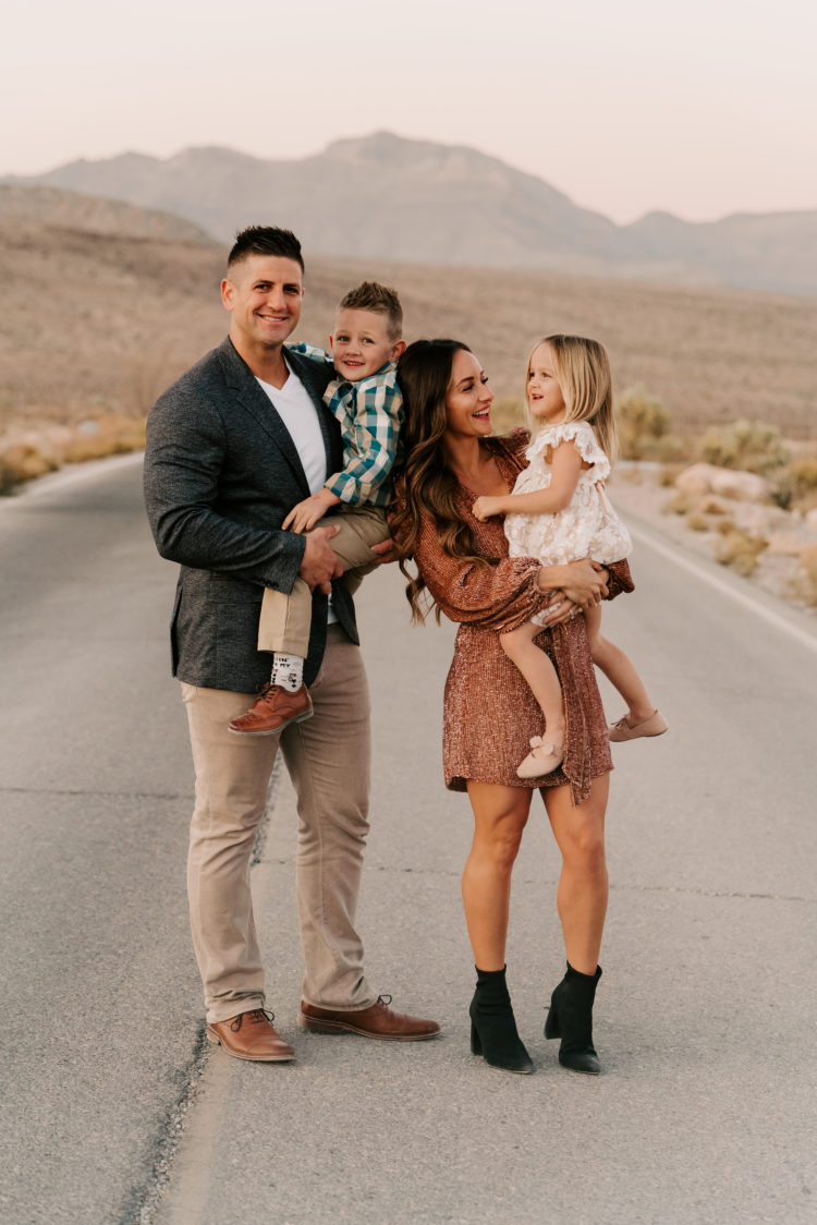 Outdoor Family Picture Tips by top Las Vegas lifestyle blogger, Outfits & Outings